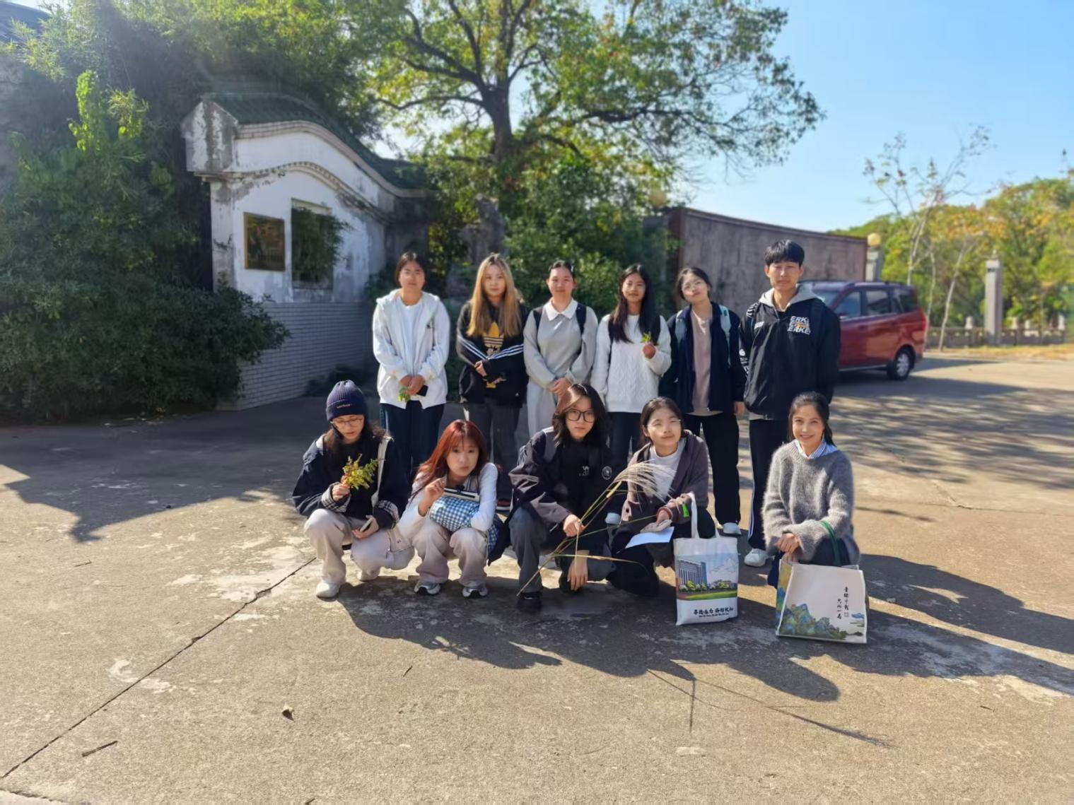 海门学院组织学生赴江海风情园开展“感秋韵，创秋意”采风活动